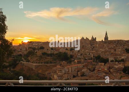 Tramonto nella città vecchia di Toledo skyline. Spagna. Foto Stock