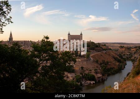 Tramonto sullo skyline della città vecchia di Toledo. Spagna Foto Stock