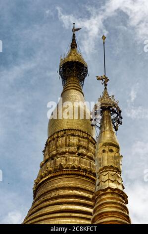 Il pinnacolo della pagoda Shwedagon con turbante, sbula contro il cielo Foto Stock