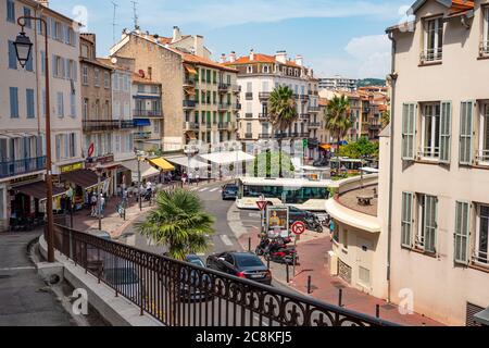 Il quartiere della città vecchia di Cannes con i suoi vicoli Foto Stock