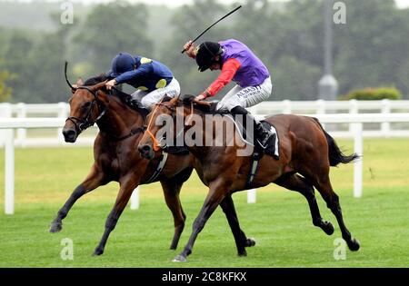 Star Cactus guidato da jockey Andrea Atzeni (a sinistra) sulla loro strada per vincere la Frimley NHS Foundation Ascot piloti volontari cameretta handicap Stakes presso l'ippodromo Ascot. Foto Stock