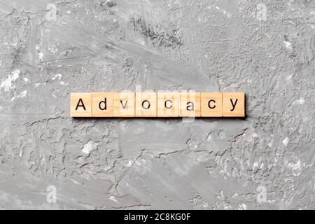Parola DI ADVOCACY scritta su legno blocco. Testo DI SOSTEGNO sulla tabella di cemento per il vostro desing, concetto. Foto Stock