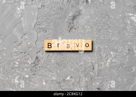 PAROLA BRAVO scritta su blocco di legno. TESTO BRAVO su tavola di cemento per il vostro desing, concetto. Foto Stock