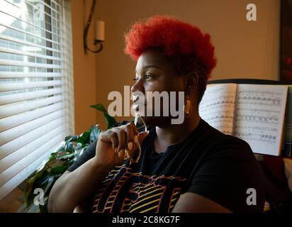 Smyrna, GA, Stati Uniti. 25 luglio 2020. Chantae Pittman, 32 anni, è stato leader Campbell High School Chorus classi a Smyrna, GA per 11 anni, ma sarà insegnamento dal suo appartamento di Atlanta, quando le classi riprendere in agosto. ItÃs non è la situazione ideale, ma la nostra contea è un punto caldo per il virus, quindi itÃs l'opzione più sicura al momento. Normalmente condanno i cori con 80 studenti, ma non è possibile al momento, IÃm ha sollevato che il nostro sistema scolastico sta facendo bene con le classi virtuali totali fino a che le cose non si migliorano, thatÃs ha detto. Credit: Robin Rayne/ZUMA Wire/Alamy Live News Foto Stock