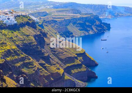 Santorini città Fira, Grecia panorama con case bianche e alte rocce vulcaniche scogliera e mare blu Foto Stock