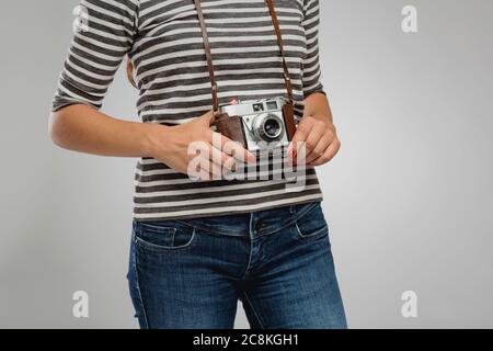 Donna che mantiene una fotocamera vintage Foto Stock