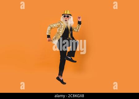Uomo anziano con sguardo eccentrico - uomo di 60 anni che ha divertimento, ritratto su sfondo colorato, concetti circa la gente anziana giovanile e stile di vita Foto Stock