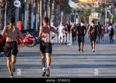 Barcellona, Spagna. 24 luglio 2020. I corridori sono visti praticare sport sulla passeggiata di Barcellona vicino alla spiaggia.dopo l'apertura al pubblico, discoteche, sale da ballo e spettacoli sono stati sospesi a Barcellona a causa di scoppi Covid-19. Le spiagge di Barcellona appaiono come lo spazio ideale, sicuro e consentito per socializzare, praticare sport e svago. Credit: SOPA Images Limited/Alamy Live News Foto Stock