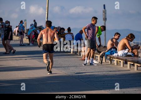 Barcellona, Spagna. 24 luglio 2020. Un corridore è visto praticare sport sulla passeggiata di Barcellona vicino alla spiaggia.dopo l'apertura al pubblico, discoteche, sale da ballo e spettacoli sono stati sospesi a Barcellona a causa di focolai di Covid-19. Le spiagge di Barcellona appaiono come lo spazio ideale, sicuro e consentito per socializzare, praticare sport e svago. Credit: SOPA Images Limited/Alamy Live News Foto Stock