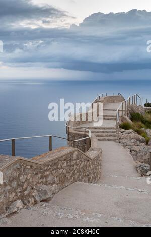 Passerella a Mirador es Colomer, Capo Formentor, Maiorca Foto Stock