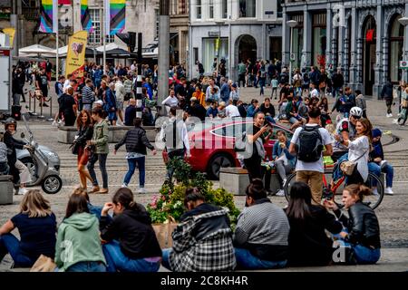 Amsterdam, Paesi Bassi. 25 luglio 2020. Affollata di turisti che fanno shopping per le strade e la diga piena di visitatori con traffico di sola andata nella Kalverstraat, si cerca di tenere a un metro e mezzo di distanza, ma è difficile tra le minacce del coronavirus. Credit: SOPA Images Limited/Alamy Live News Foto Stock