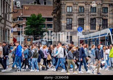 Amsterdam, Paesi Bassi. 25 luglio 2020. Affollata di turisti che fanno shopping per le strade e la diga piena di visitatori con traffico di sola andata nella Kalverstraat, si cerca di tenere a un metro e mezzo di distanza, ma è difficile tra le minacce del coronavirus. Credit: SOPA Images Limited/Alamy Live News Foto Stock