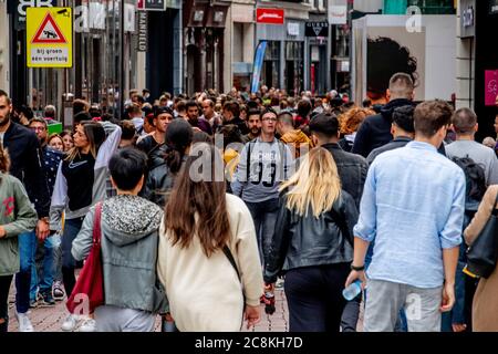 Amsterdam, Paesi Bassi. 25 luglio 2020. Affollata di turisti che fanno shopping per le strade e la diga piena di visitatori con traffico di sola andata nella Kalverstraat, si cerca di tenere a un metro e mezzo di distanza, ma è difficile tra le minacce del coronavirus. Credit: SOPA Images Limited/Alamy Live News Foto Stock