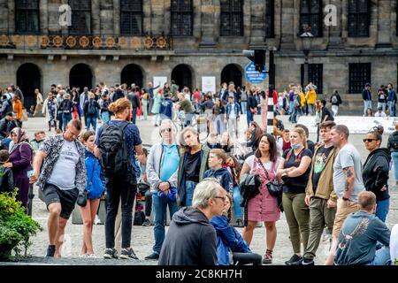 Amsterdam, Paesi Bassi. 25 luglio 2020. Affollata di turisti che fanno shopping per le strade e la diga piena di visitatori con traffico di sola andata nella Kalverstraat, si cerca di tenere a un metro e mezzo di distanza, ma è difficile tra le minacce del coronavirus. Credit: SOPA Images Limited/Alamy Live News Foto Stock