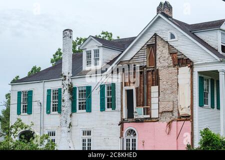 New Orleans, Louisiana/USA - 7/25/2020: Demolizione parziale della vecchia casa su Burdette Street, nel quartiere di Uptown Foto Stock