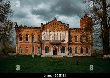 Antico palazzo abbandonato in rovina in stile gotico Foto Stock