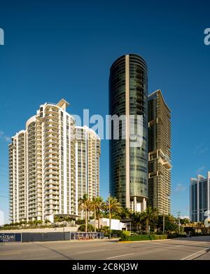 Foto di edifici condominiali alti e moderni Sunny Isles Beach FL su cielo blu Foto Stock