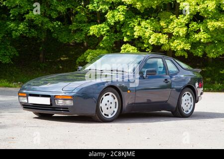 Porsche 944 turbo sorge su una ghiaia parcheggio auto in una giornata di sole Foto Stock