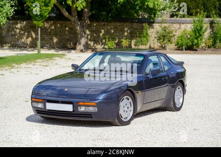 Porsche 944 turbo sorge su una ghiaia parcheggio auto in una giornata di sole Foto Stock