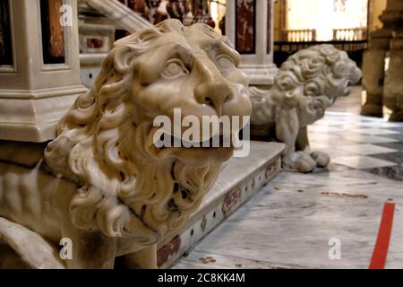 Vista ravvicinata della statua del leone all'interno della Cattedrale di Alghero, Italia Foto Stock