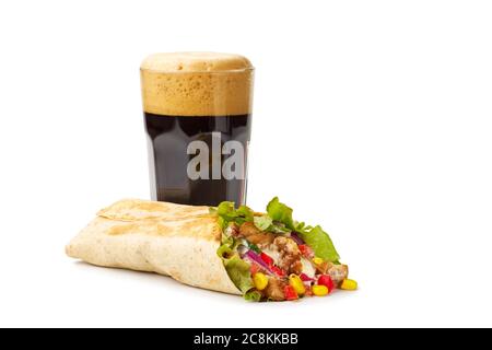 Tortilla con carne di pollo e bicchiere di birra scura Foto Stock