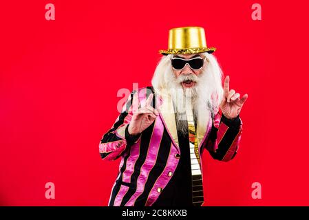 Uomo anziano con sguardo eccentrico - uomo di 60 anni che ha divertimento, ritratto su sfondo colorato, concetti circa la gente anziana giovanile e stile di vita Foto Stock