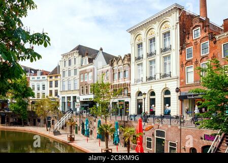 Centro di Utrecht. Negozi, case monumentali e banchine medievali presso l'Oudegracht (canale Vecchio) in una mattinata soleggiata. Paesi Bassi. Foto Stock