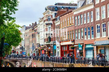 Centro di Utrecht. Case e negozi presso l'Oudegracht (canale Vecchio) in una mattina soleggiata. Paesi Bassi. Foto Stock