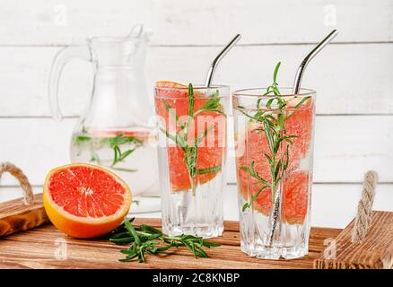 Acqua infusa antiossidante con pompelmo e rosmarino. Concetto di stile di vita sano. Foto Stock