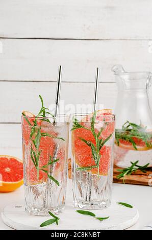 Acqua di pompelmo infusa antiossidante. Concetto di dieta. Spazio di copia Foto Stock