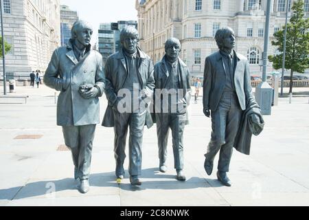 Liverpool inizia a rimanere facilmente chiuso, mentre altri negozi non essenziali sono aperti, ma le strade alte ancora tranquille in città, i musei, i teatri e le attrazioni popolari rimangono chiusi. Cibo di strada e mobile catering sono aperti per take away, intorno al dock Albert. L'architettura sembra bella il giorno più caldo dell'anno finora. Caratteristiche: Vista generale, GV, atmosfera dove: Liverpool, Regno Unito quando: 24 Giu 2020 credito: WENN.com Foto Stock