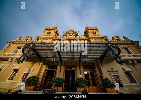 Casinò di Monte Carlo a Monaco - CITTÀ DI MONTE CARLO, MONACO - 11 LUGLIO 2020 Foto Stock