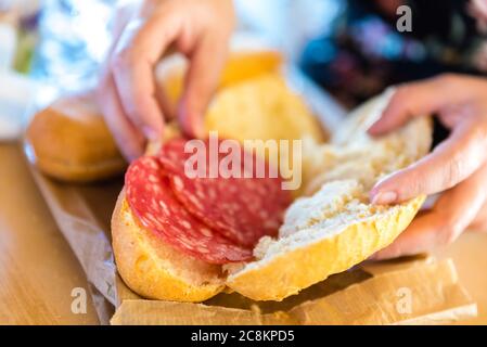 donna che prepara sandwich Foto Stock
