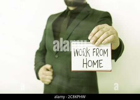 Cartello con testo che mostra lavoro da casa. Testo fotografico aziendale comunicare con l'azienda principalmente da casa flessibile modello che mostra diversi colori vuoti Foto Stock