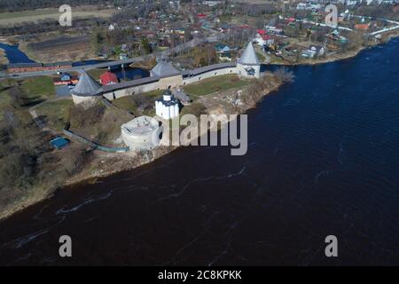 Vista dall'alto della Fortezza di Staraya Ladoga in una giornata di sole di aprile (fotografia aerea). Staraya Ladoga, Russia Foto Stock