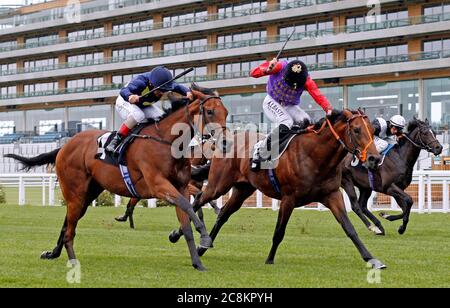 Star Cactus guidato da jockey Andrea Atzeni (a sinistra) sulla loro strada per vincere la Frimley NHS Foundation Ascot piloti volontari cameretta handicap Stakes presso l'ippodromo Ascot. Foto Stock