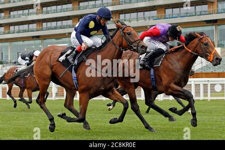 Star Cactus guidato da jockey Andrea Atzeni (centro) sulla loro strada per vincere la Frimley NHS Foundation Ascot piloti volontari cameretta handicap Stakes presso l'ippodromo Ascot. Foto Stock