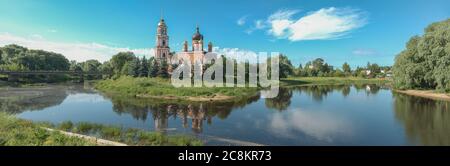 Cattedrale della Risurrezione nel panorama estivo in una giornata di sole. Staraya Russa, Russia Foto Stock