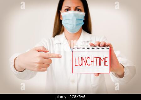 Nota di scrittura che mostra l'ora di pranzo. Concetto di business per il momento in cui il pranzo è consumato di solito: MEZZOGIORNO, ore 12 tecnico di laboratorio orologio con vuoto Foto Stock