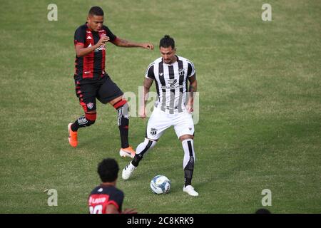 Salvador, Brasile. 25 luglio 2020. Guilherme Rend e Vinivius, durante Ceará x Vitória, si sono tenuti questo sabato (25), in una partita valida per il Copa do Nordeste 2020, che si è tenuta allo stadio Pituaçu, a Salvador, Bahia, Brasile. Credit: Tago Caldas/FotoArena/Alamy Live News Foto Stock