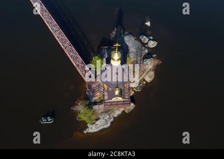 Sopra la chiesetta dell'apostolo Andrea, la prima chiamata sul fiume Vuoksa. Vasilyevo, regione di Leningrad. Russia Foto Stock