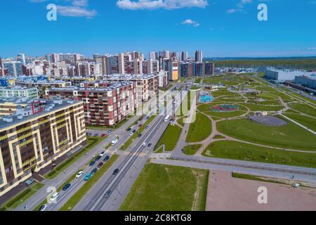KUDROVO, RUSSIA - 25 MAGGIO 2020: Vista del Viale dei costruttori in un giorno di sole maggio Foto Stock