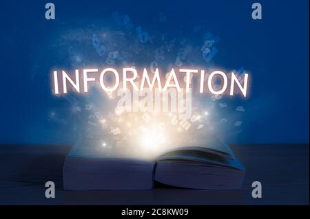 Iscrizione alle informazioni. Luce proveniente da libro aperto con informazioni di parola. Concetto di istruzione. Foto Stock