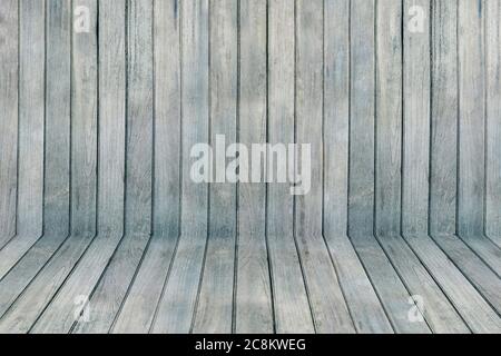 Vecchio motivo di pannelli in legno grigio. Vecchio pavimento grigio di legno per lo sfondo. Vuoto di stanza buia. Foto Stock