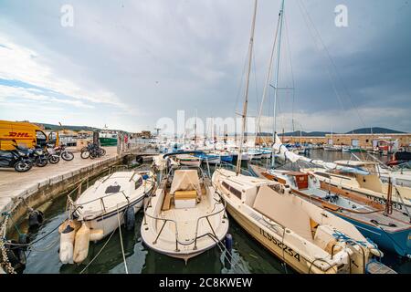 Famoso porto di Saint Tropez- St TROPEZ, FRANCIA - 13 LUGLIO 2020 Foto Stock