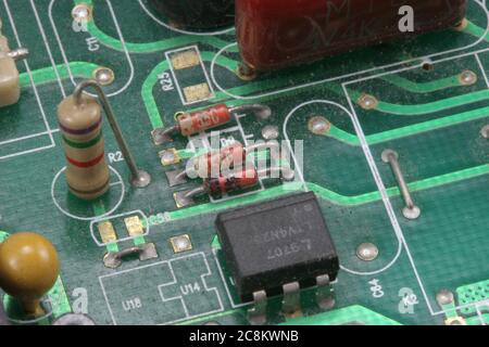 Scheda elettronica a circuito stampato con macro di primo piano. Foto Stock