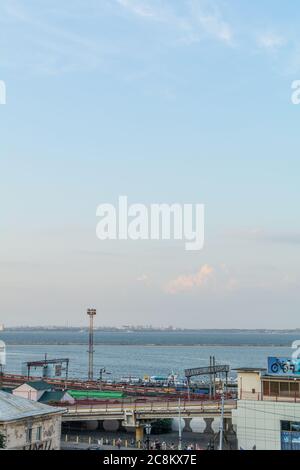 Ucraina, Odessa - 23 agosto 2019: Orizzonte del mare e cielo blu della sera. Porto marittimo di Odessa. Stagcape. Foto Stock