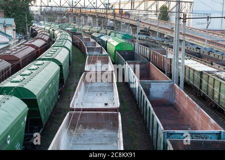 Vista dall'alto della stazione di smistamento merci su rotaia con cargo, con molti binari ferroviari. Panorama industriale pesante. Foto Stock