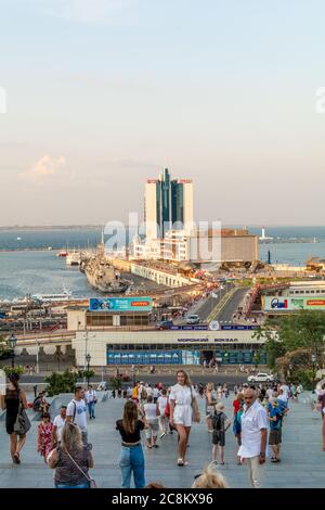 Ucraina, Odessa - 23 agosto 2019: I turisti sono fotografati sullo sfondo del porto marittimo di Odessa sulle scale Potemkin. Foto Stock