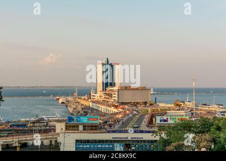 Ucraina, Odessa - 23 agosto 2019: I turisti sono fotografati sullo sfondo del porto marittimo di Odessa sulle scale Potemkin. Foto Stock